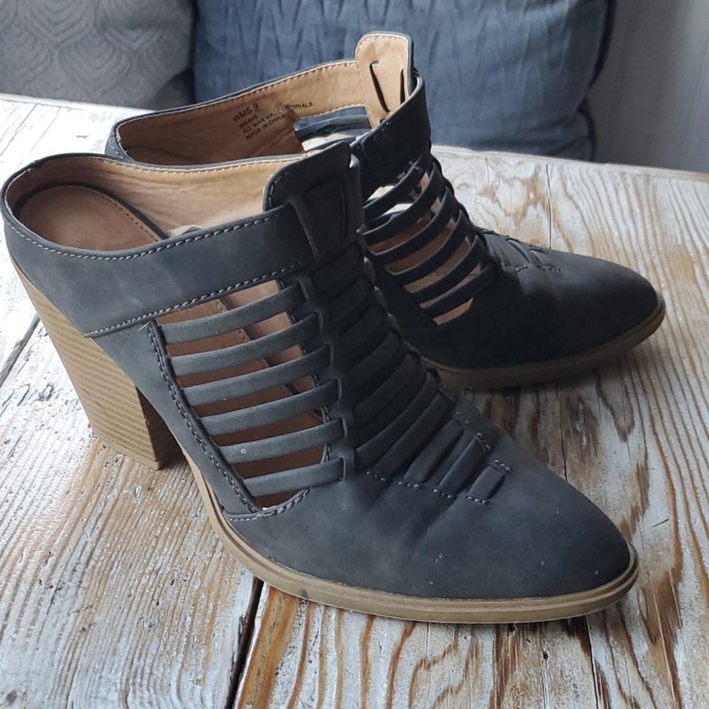 Grey woven heal